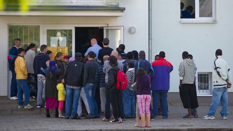 Eine Familie wird zu ihrer Unterkunft geleitet