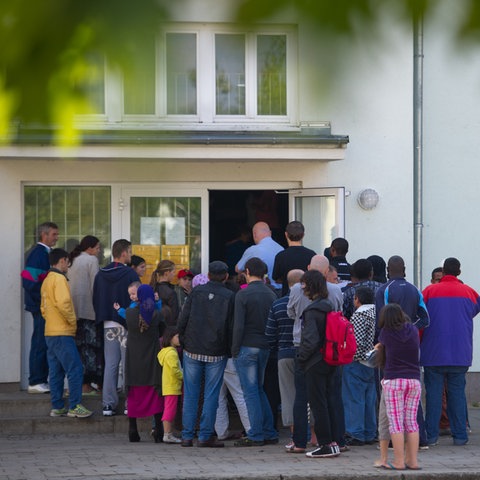 Eine Familie wird zu ihrer Unterkunft geleitet