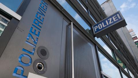 Schild "Polizei", Wache von Außen