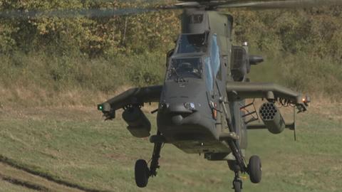 Ein Tigerhubschrauber fliegt knapp über dem Boden