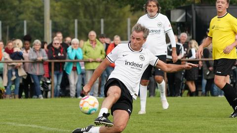 Alexander Schur von der Traditionsmannschaft von Eintracht Frankfurt am Ball.