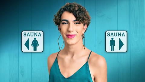  Transgender in Frauenkleidern in einer Sauna mit Wegweiser links Damen rechts Herren