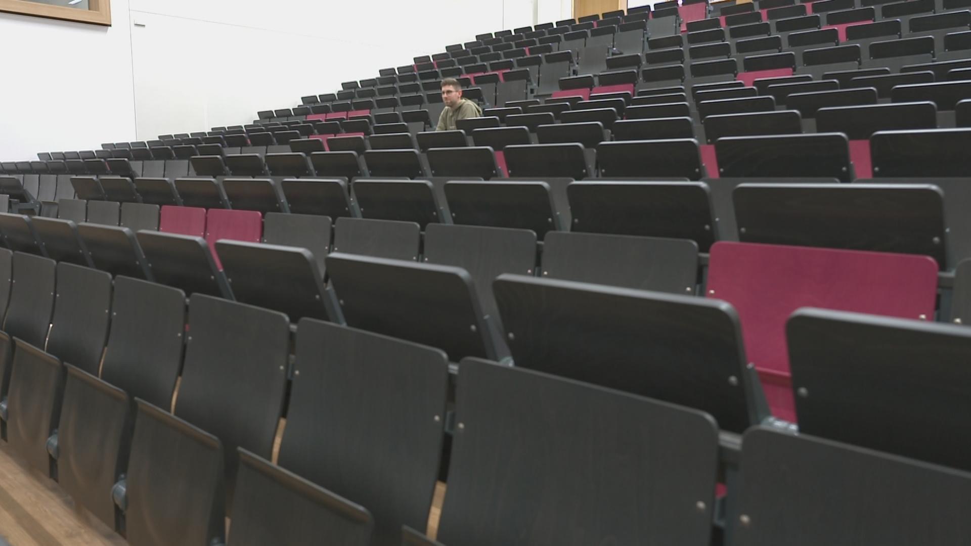 KfW-Kredit: Zinsen stellen Studierende vor Probleme - Video | hessenschau.de | TV-Sendung