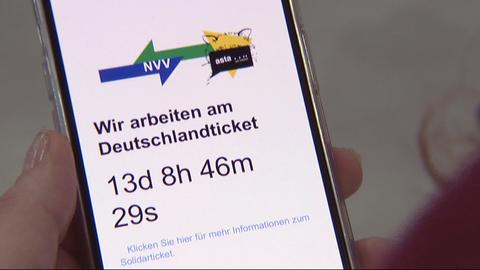 Text auf Smartphone: "Wir arbeiten am Deutschlandticket"