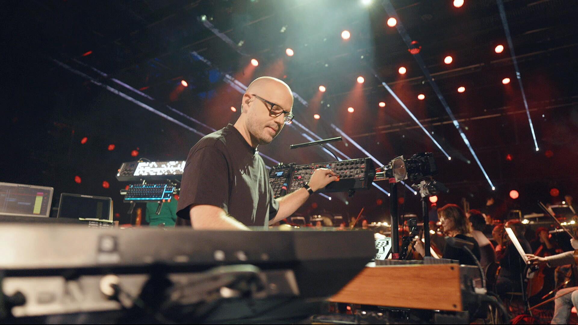 Orchester trifft auf Elektronik Music Discovery Project mit Schiller Video hessenschau.de