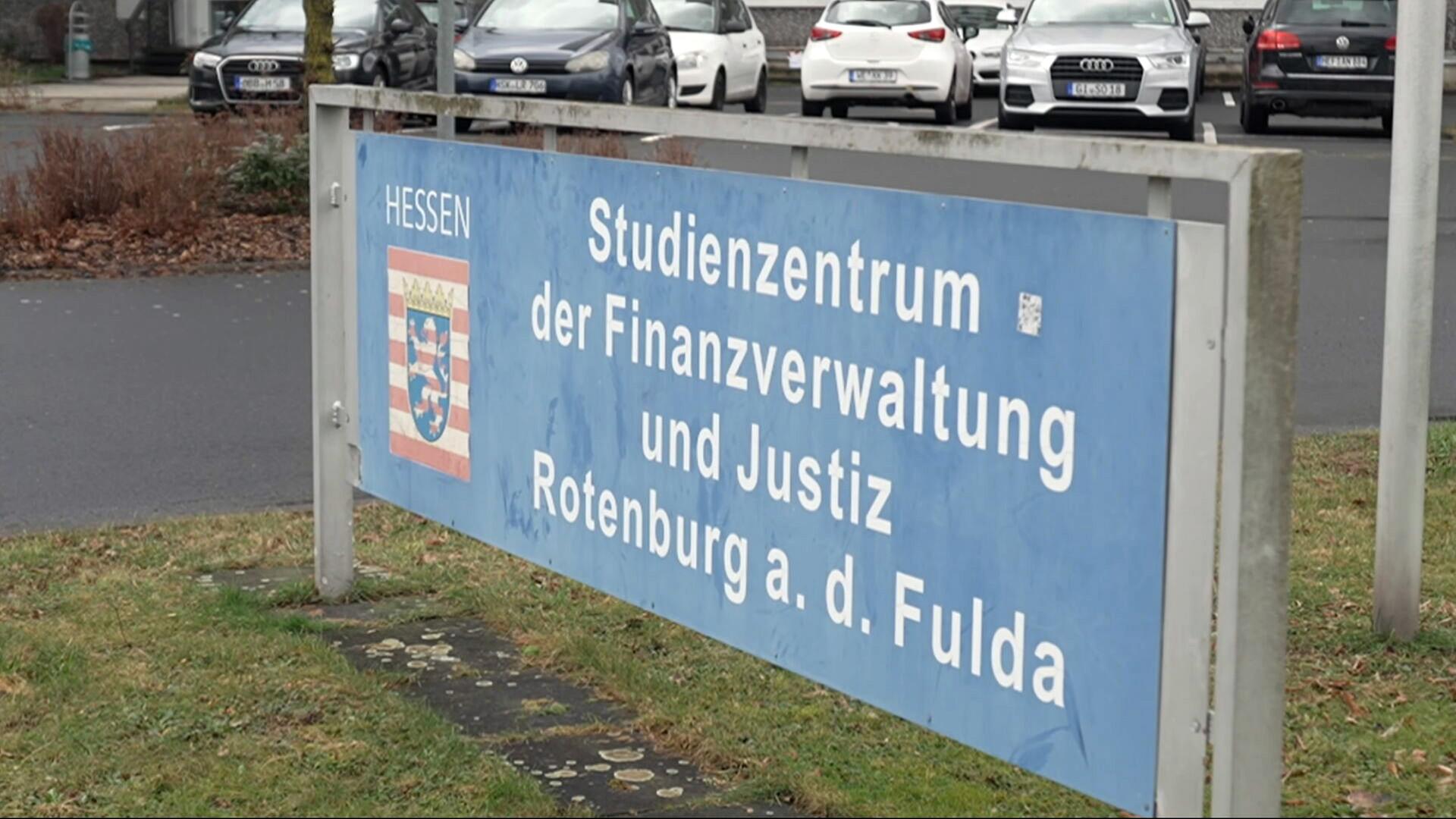 Ermittlungen wegen Verdachts rassistischer Parolen auf Hochschul-Party  - Video:  | hessenschau.de | TV-Sendung