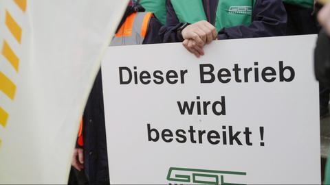 Auf eiem Schild steht: "Dieser Betrieb wir dbestreikt!"