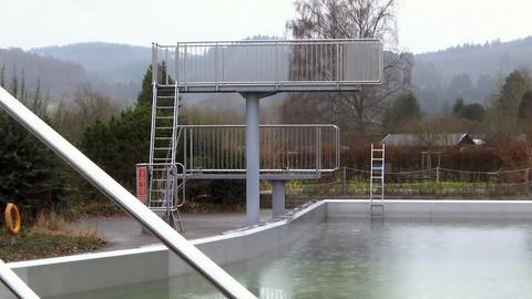 Ein Sprungturm im Biedenkopfer Freibad