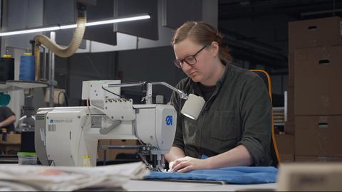 Frau arbeitet mit Nähmaschine