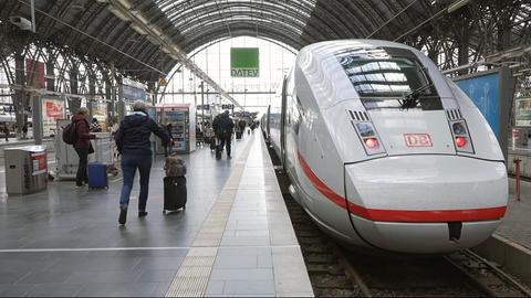 ICE fährt am Bahnhof ein