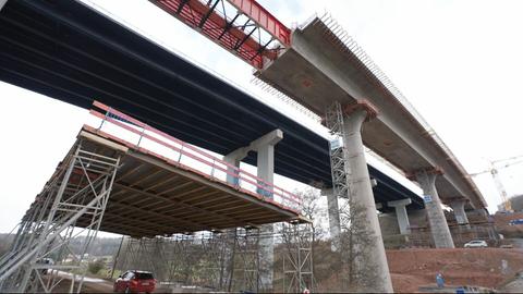 Autobahnbrücke von unten