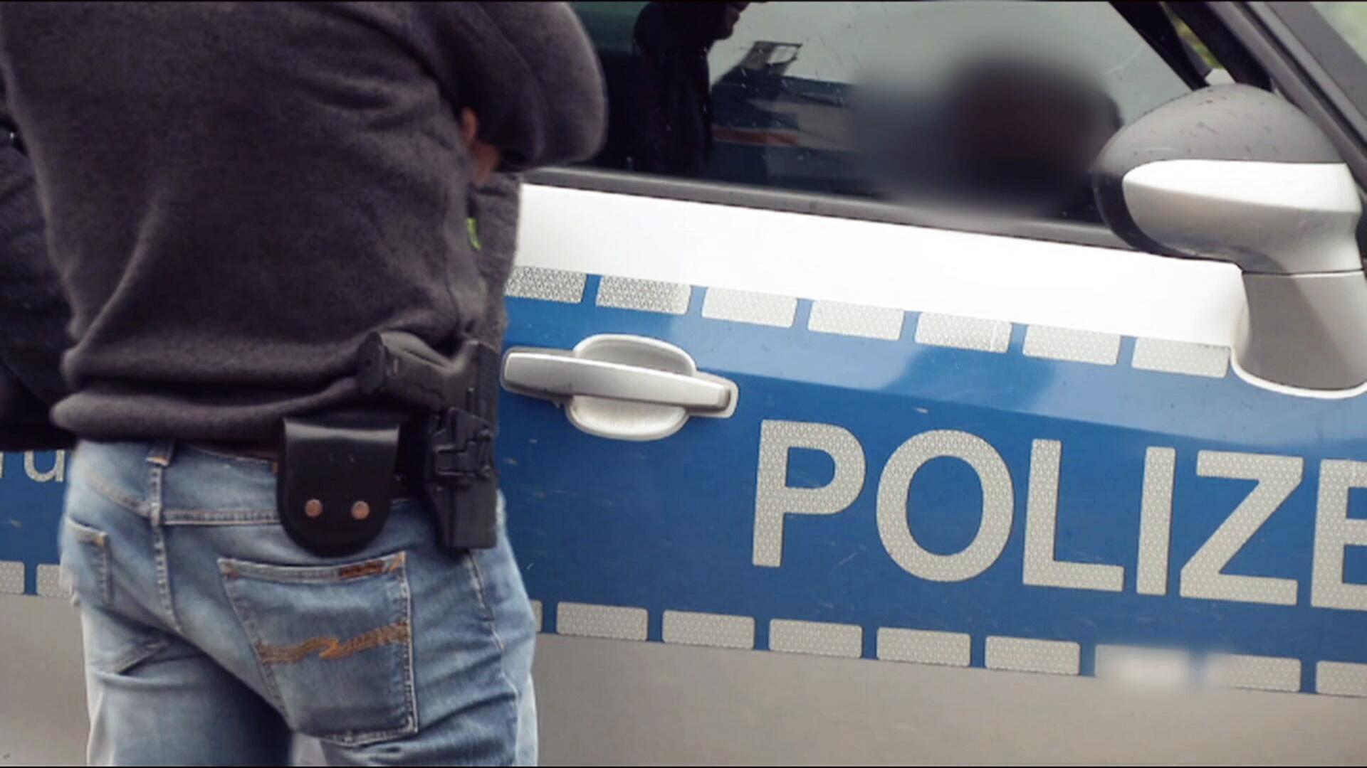 Polizisten aus Hessen unter Rechtsextremismus-Verdacht - Video:  | hessenschau.de | TV-Sendung