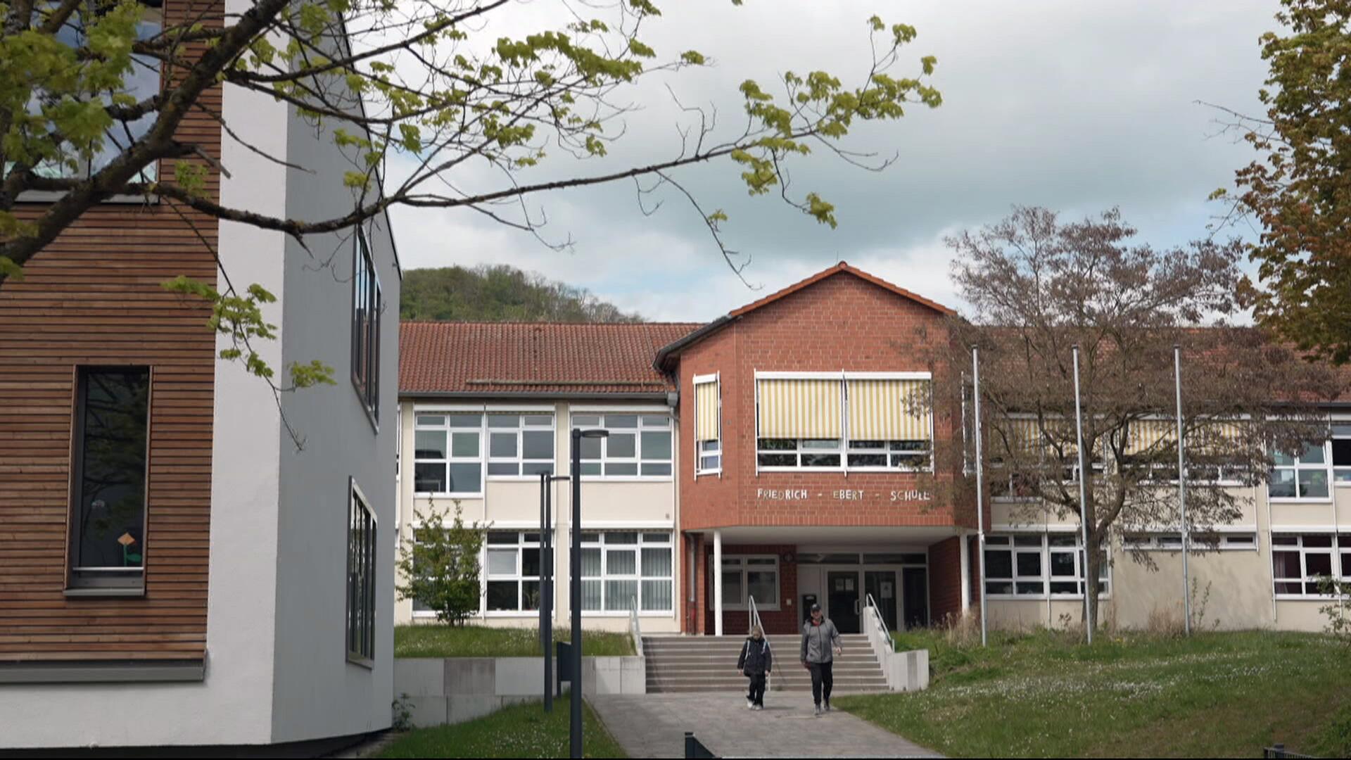 Diskussion nach Gewalt an Schule in Baunatal - Video | hessenschau.de | TV-Sendung