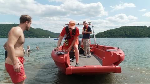 Schlauchboot der DLRG rettet Schwimmer im Edersee