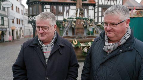 Zwei gleich gekleidete ältere Herren