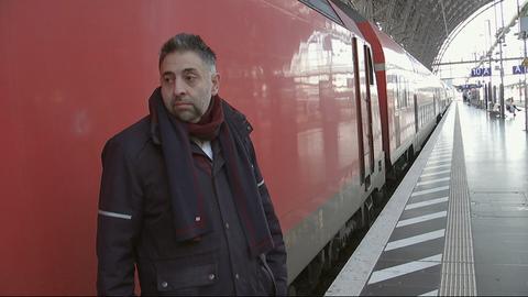 Schaffner vor Regionalbahn am Bahnhof