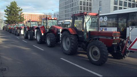 Eine Kolonne von Traktoren auf der Straße