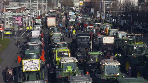 Traktoren versperren die Straße für Autos