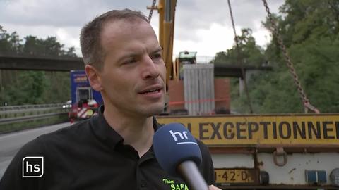 Mann an Unfallstelle im Interview