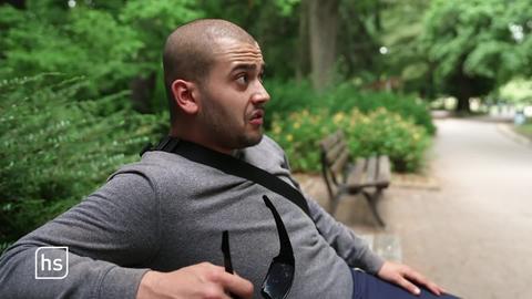 Toni auf Parkbank im Interview