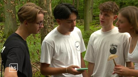 Jugendliche mit Handy im Wald