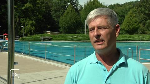 Bademeister beim Interview