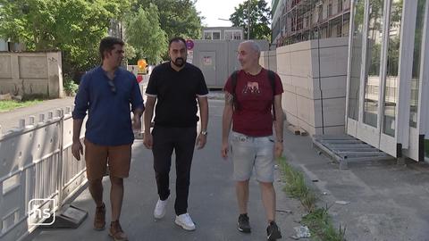 Drei Männer auf einer Baustelle