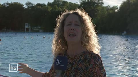 Reporterin im Schwimmbad
