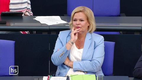 Nancy Faeser sitzt im Parlament und hört zu.