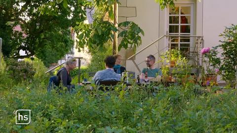 Menschen sitzen im Garten