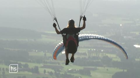 Ein Gleitschirmflieger in der Luft