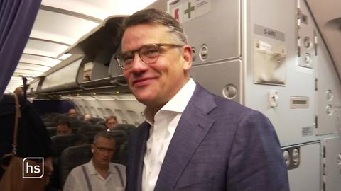 Boris Rhein in einem Flugzeug