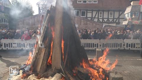 Feuer auf dem Dorfplatz