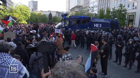 Demonstranten und Polizisten