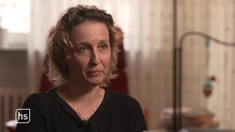 Frau beim Interview