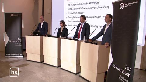 Vier Leute am Rednerpodium