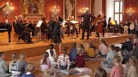 Orchester spielt vor Grundschülern
