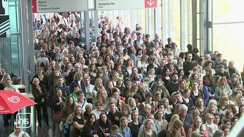 Menschenmassen im Eingangsbereich der Messe Frankfurt