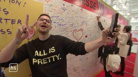 Influencer macht ein Selfie auf der Buchmesse