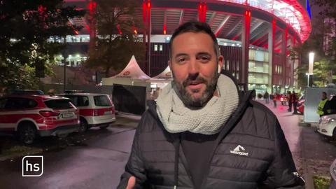 Reporter vor Stadion