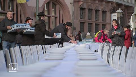 Eine Tafel wird gedeckt