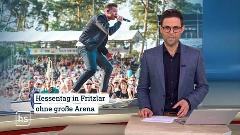Moderator präsentiert die Themen
