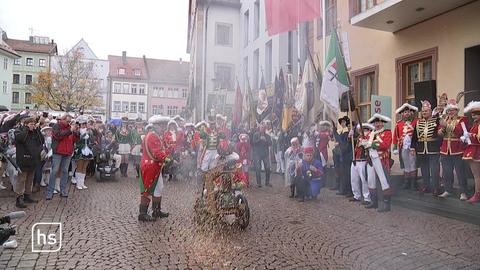 Die Karnevalisten feiern eine Konfettikanone ab