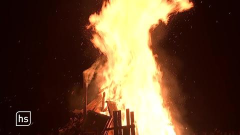 Das Martinsfeuer lodert hell