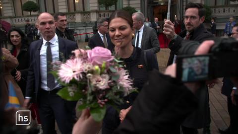 Victoria von Schweden empfängt einen Blumenstrauß