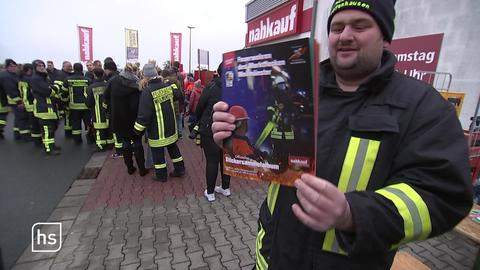 Feuerwehrmann präsentiert das Sammelalbum