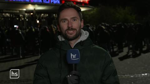 Reporter vor dem Stadion