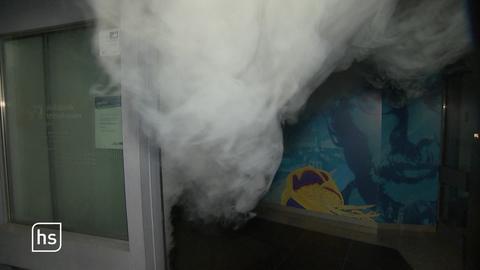 Nebel kommt aus Volksbank-Raum durch Tür.