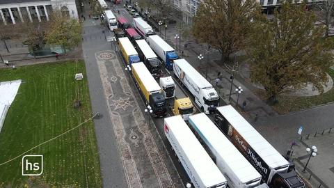 LKW blockieren eine Straße in Wiesbaden