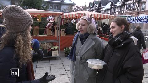 Junge Frauen beim Interview auf dem Weihnachtsmarkt